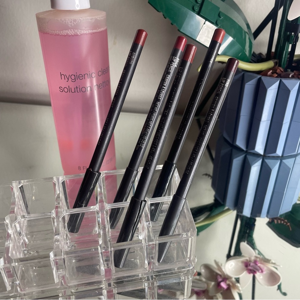 lot of 5 lip pencils